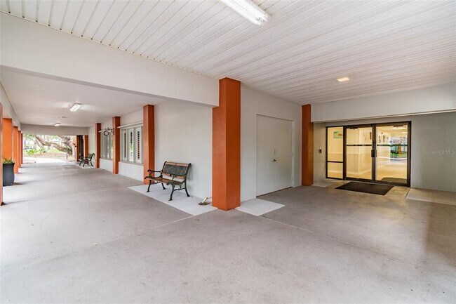 Building Photo - 11110 Carriage Hill Dr