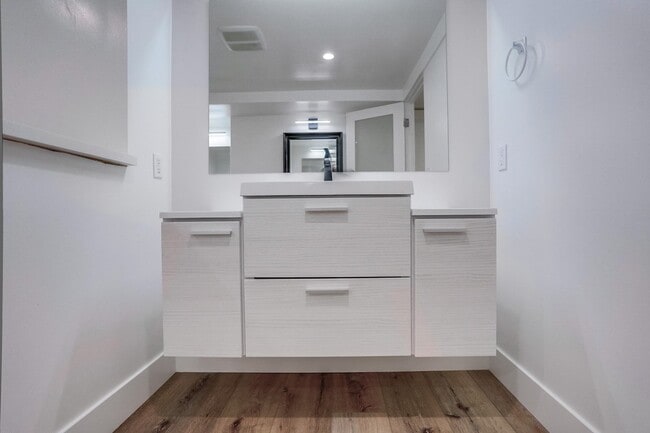 Building Photo - 435 N Oakhurst Dr