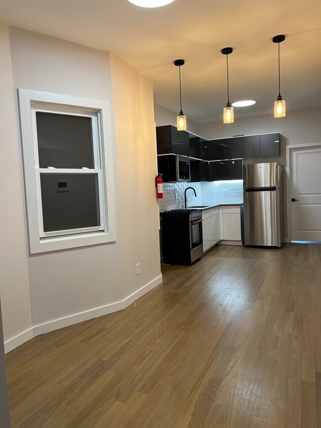 Building Photo - 107 Magazine St