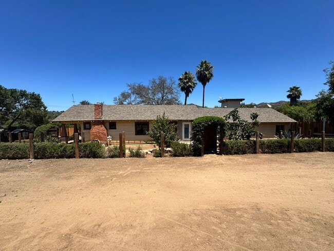 Building Photo - 3BD/2BA HOME off Old Hwy 80, Ample Parking...