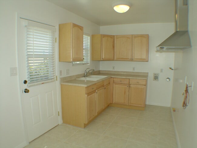 Building Photo - 1547 Del Amo Blvd