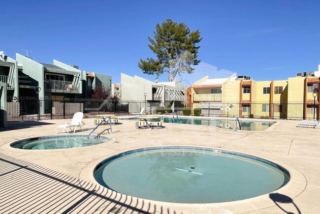 Building Photo - 822 S Langley Ave