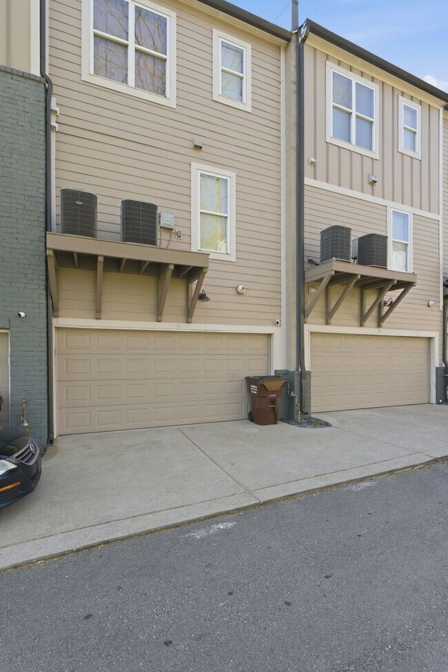 Building Photo - Wedgewood Houston Townhome
