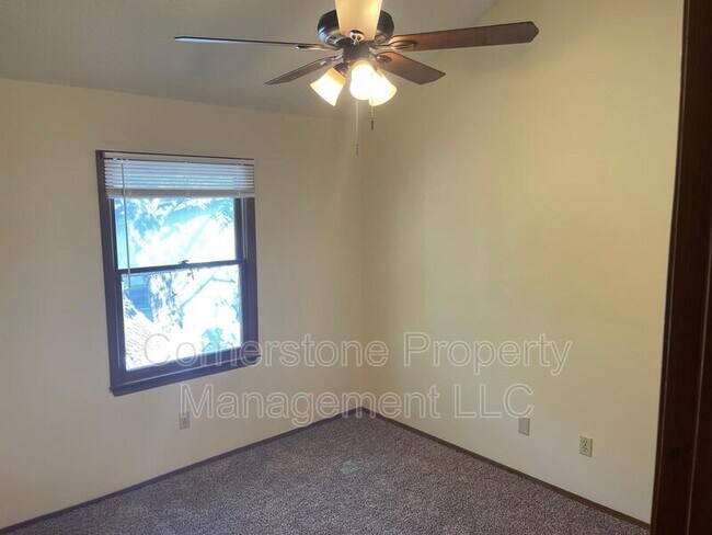 Building Photo - 807 Maple Ln
