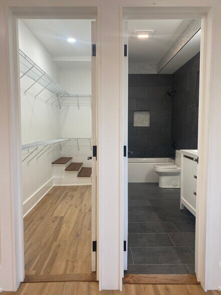 Walk in closet and large double vanity bathroom - 3409 Fernside Pl