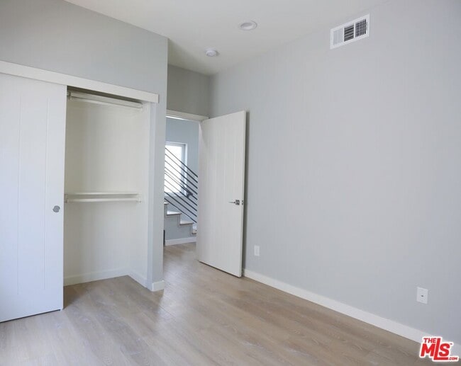 Building Photo - 1242 Beachwood Dr