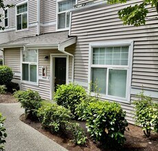 Building Photo - 2 Bed / 2 Bath Bellevue Condo $2,595/mo