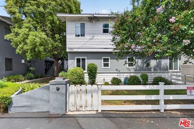 Building Photo - 13553 Moorpark St