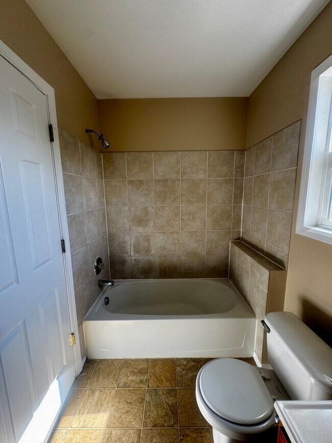 Building Photo - Charming 4 Bedroom close to Patty Jewett Golf Course