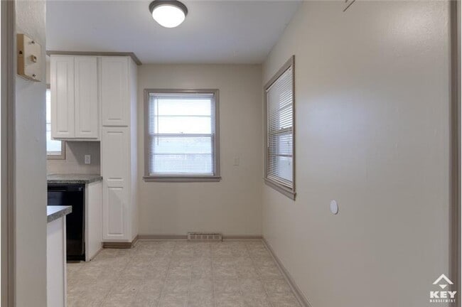 Building Photo - 953 S Doreen St