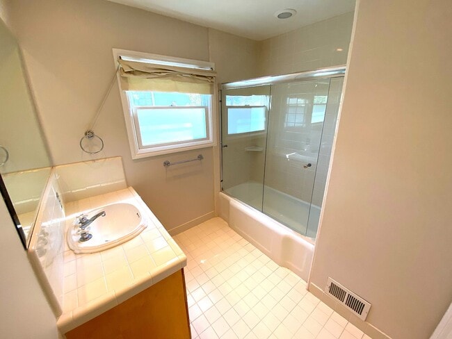 Building Photo - Beautiful 3 Bed + 2 Bath Los Altos Home - ...