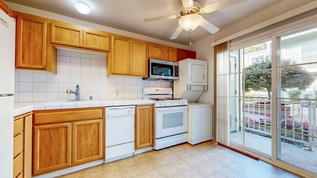 Building Photo - Bright first floor 2 bedroom with washer &...