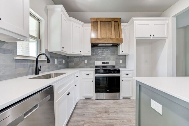 Building Photo - Brand New Home In Noble!