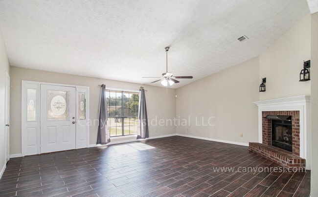 Building Photo - Beautiful 3b Room!Move in ready!