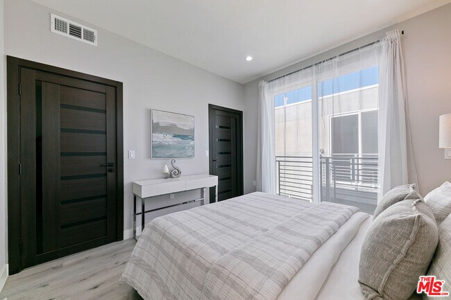 Building Photo - 15106 Roxford St