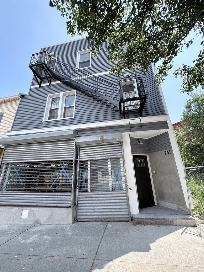 Building Photo - 741 Grand St
