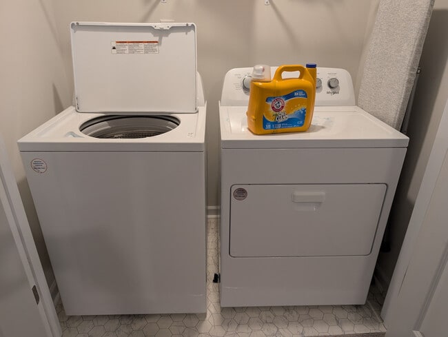 Building Photo - Room in Apartment on North Mills Rd