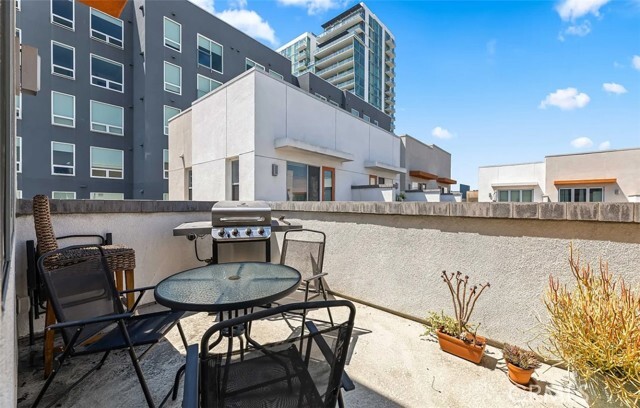 Building Photo - 215 Elm Ave