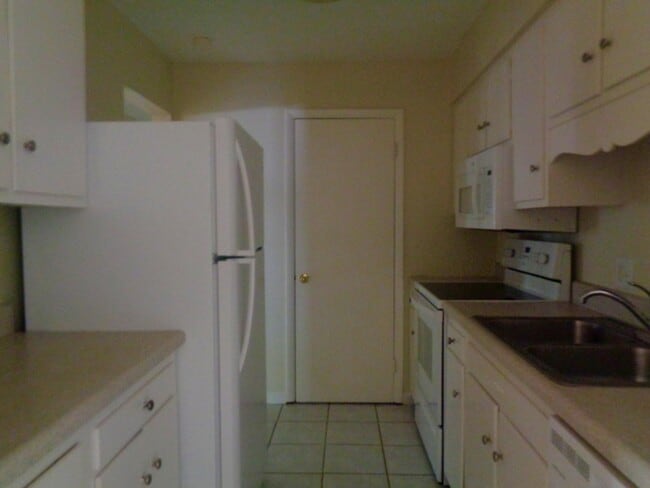 Building Photo - 1204 Schaub Dr