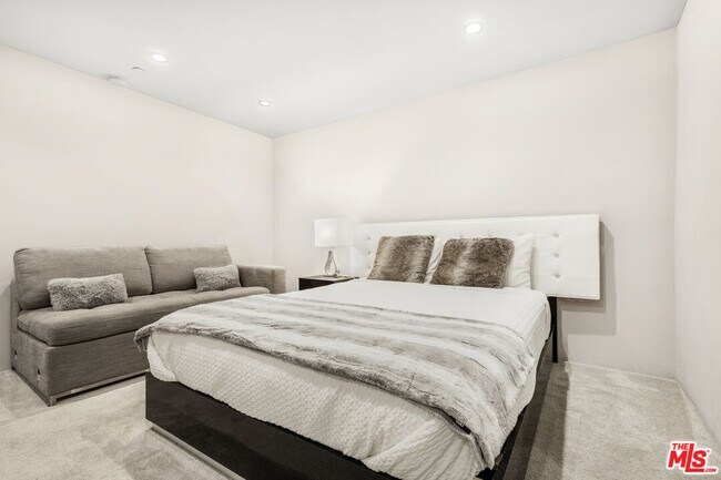 Building Photo - 1717 Sunset Plaza Dr