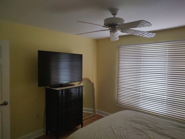 Building Photo - 997 Spinnaker Ct