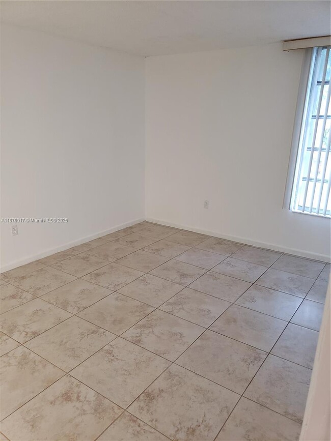 Building Photo - 9682 Fontainebleau Blvd
