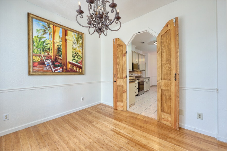 Building Photo - 1335 Maplebrook Dr