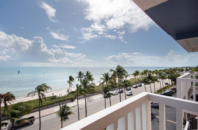Building Photo - 1 Bedroom 1 Bathroom Furnished Direct Ocean View Condo: Lease dates  April 15 through November 30
