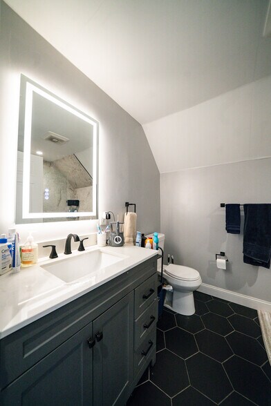 Building Photo - 137 Centre St