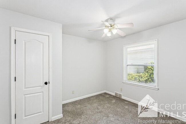 Building Photo - Spacious 3 Bed Corner Lot Near South High & I-235