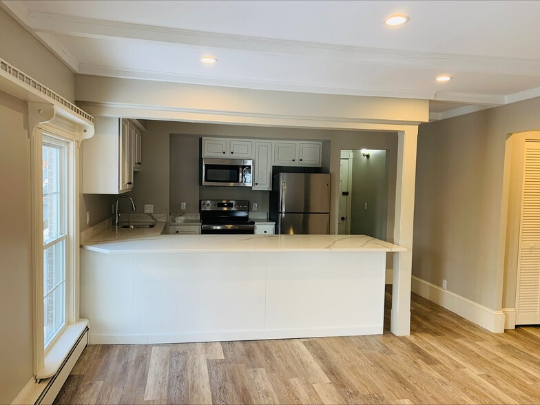 Building Photo - 2015 Quechee Main St