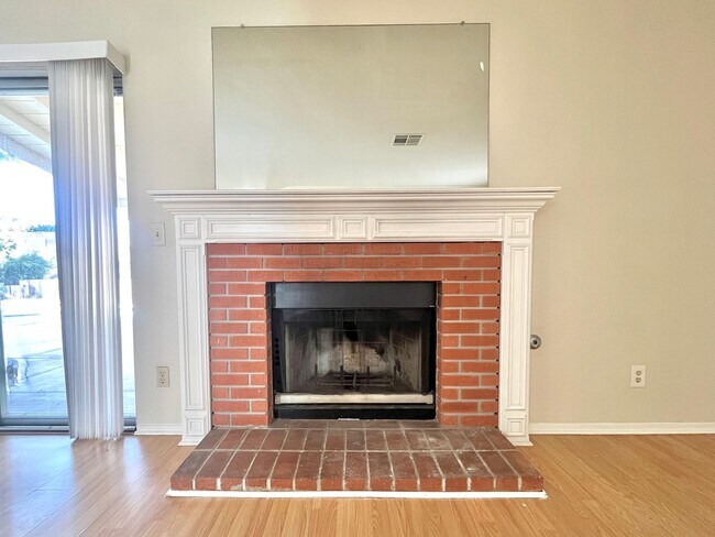 Building Photo - Gorgeous 4 Bedroom Home with Pool & Spa Located in The Lakes