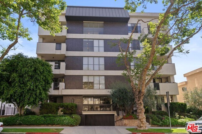 Building Photo - 150 N Almont Dr