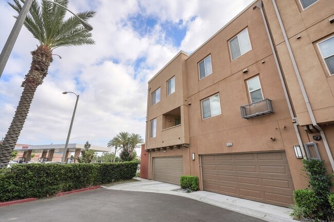 Building Photo - Prime Location! RARE Opportunity to LEASE 4/3.5 Spacious TownHome IN GARDEN GROVE!