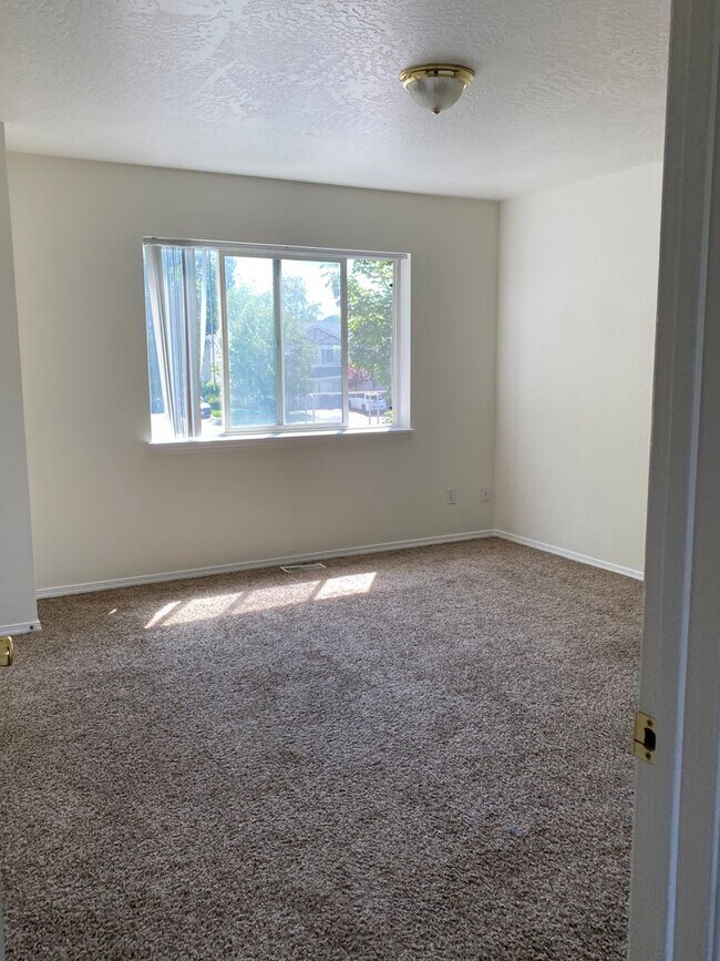 Building Photo - Hidden Gardens Townhome