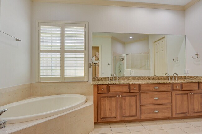 Building Photo - 9400 Briarcliff Trace