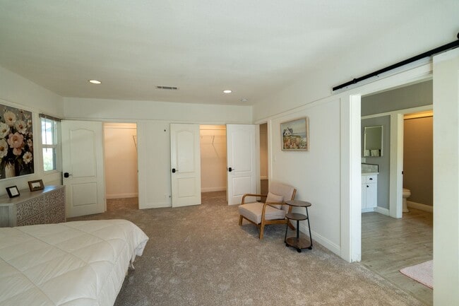 Building Photo - 6407 Dix St