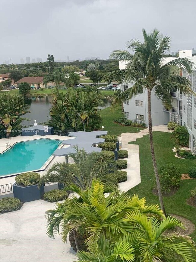 Building Photo - 877 NE 195th St