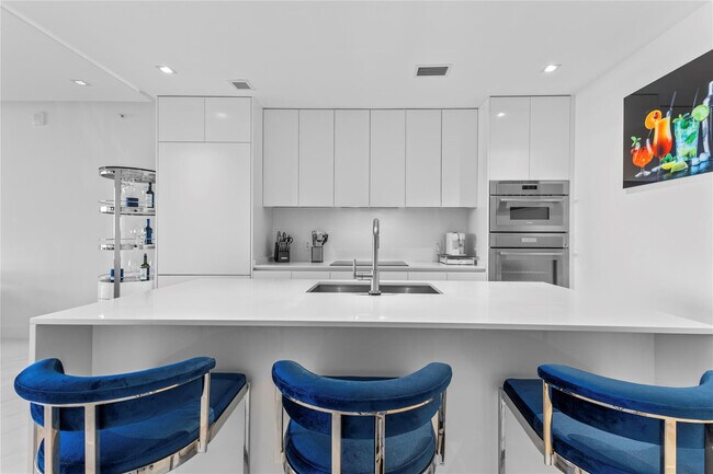 Building Photo - 700 NE 24th St