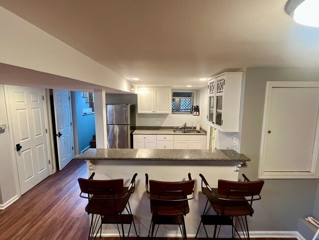 Building Photo - 3700 N Hermitage Ave