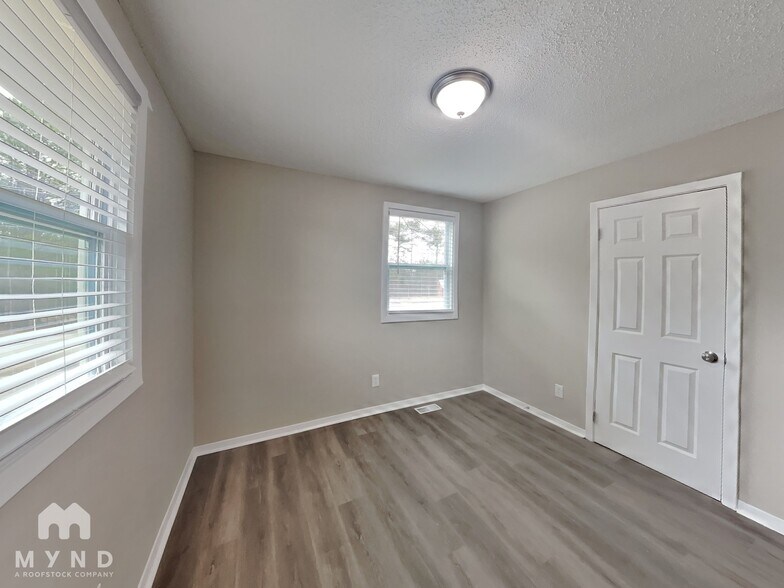 Building Photo - 406 Blair Villa Dr SE