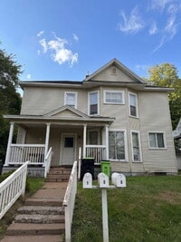 Building Photo - 3 Bedroom Student Rental New UW-Eau Claire - Available Now!