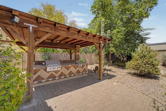 Building Photo - 1900 E Woodsman Pl