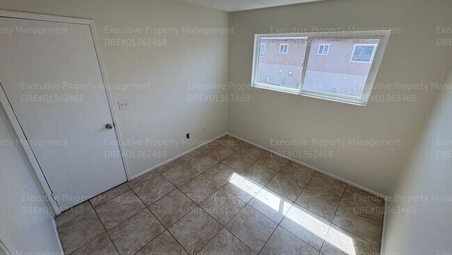 Building Photo - 2 bedroom 1.5 bathroom townhouse located in East Bakersfield Move In Special on Approved Credit