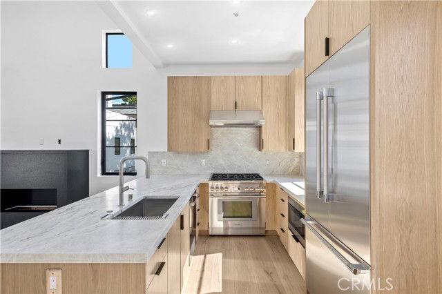 Building Photo - 700 Breakers Dr