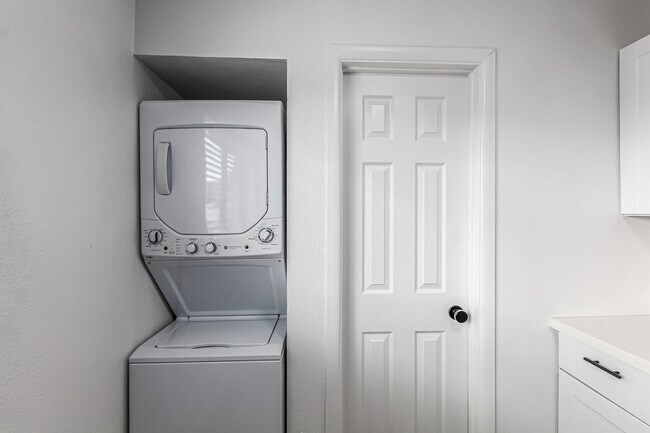 Building Photo - $0 First month rent - Near Grand Canyon University!