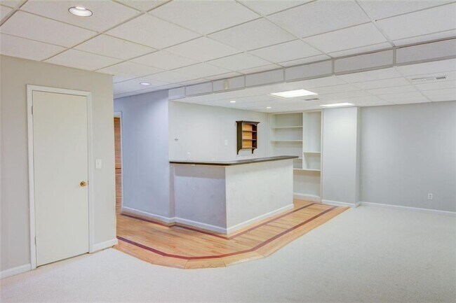 Building Photo - 639 Lakeshore Dr NW