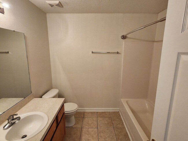 Building Photo - West Side - 3/2 Upstairs Manotak Oaks Condo