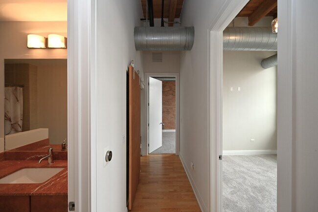 Building Photo - 770 W Gladys Ave