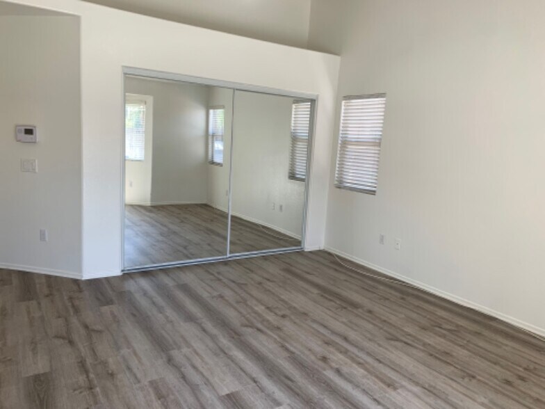 Building Photo - 1055 N Belden Ave